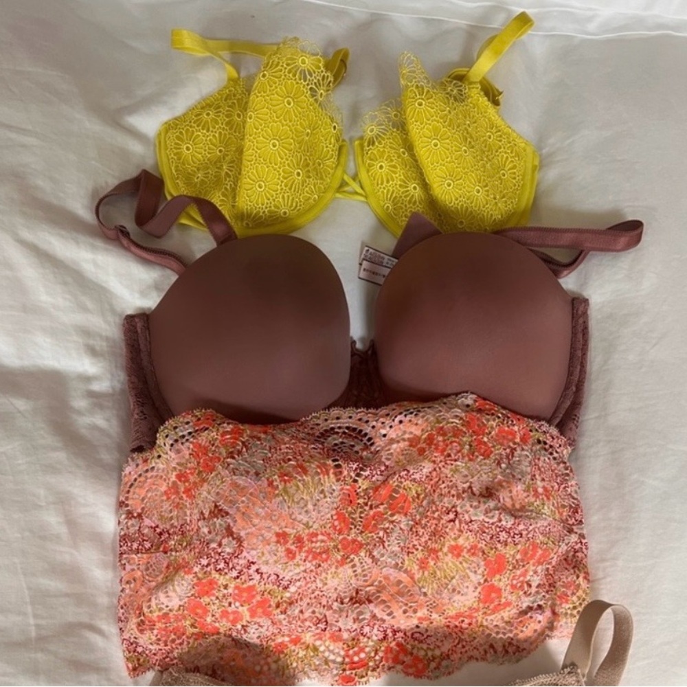 Price listed is for the 3 bras shown

3 Victoria's Secret